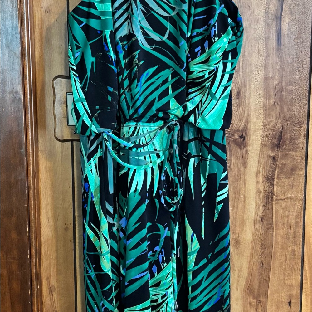 London Times Green Halter Jumpsuit with Tie Detail.  Like New - Picture 7 of 8